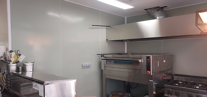 rénovation d'une cuisine pro avec plaque en pvc verte après 1